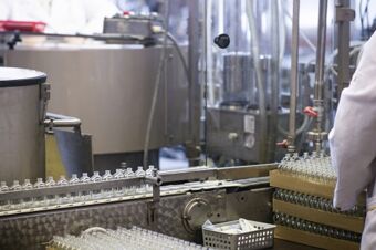 Conveyor belt of a bottle cleaning installation