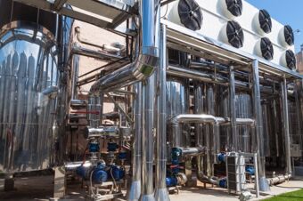 Refrigeration system with centrifugal pumps