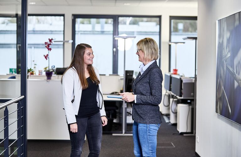 Zwei EDUR Mitarbeiterinnen im Büro