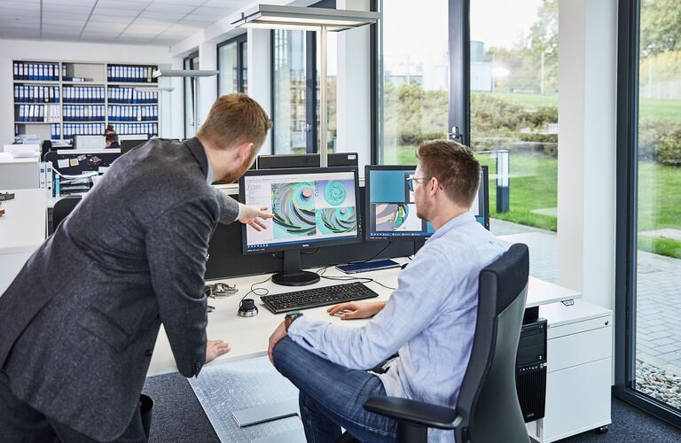 Zwei EDUR Ingenieure in der Konstruktion
