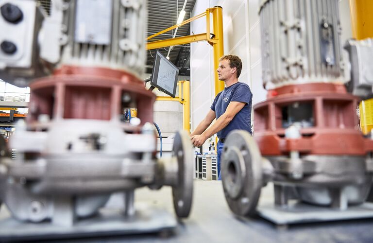 EDUR multistage inline pumps in assembly hall